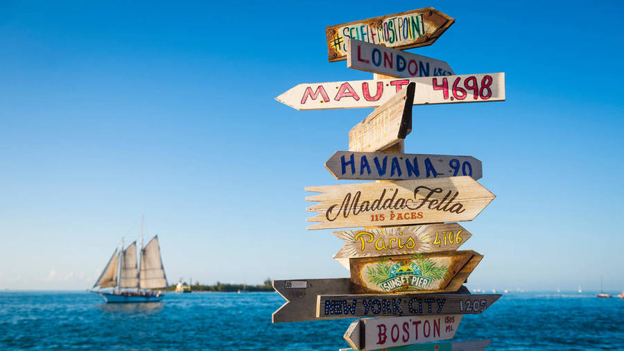 RDF4HC RDF4HC KEY WEST, FLORIDA, USA - JANUARY 13, 2019: A rustic wooden direction sign topped with the message #selfiemostpoint stands on Sunset Pier at Mallory Sq
